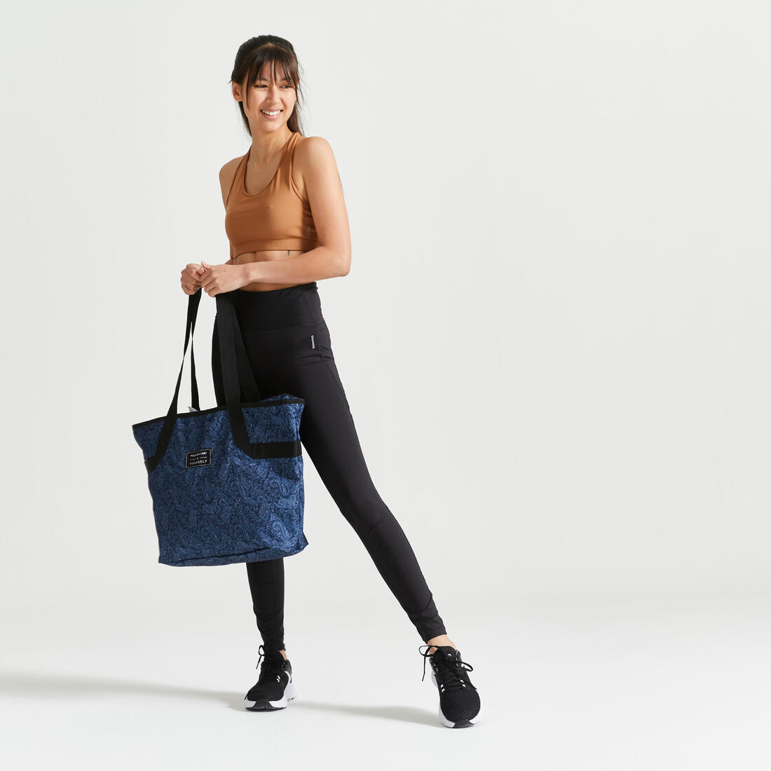 The sport tote with a navy print: a must-have for your fitness kit.