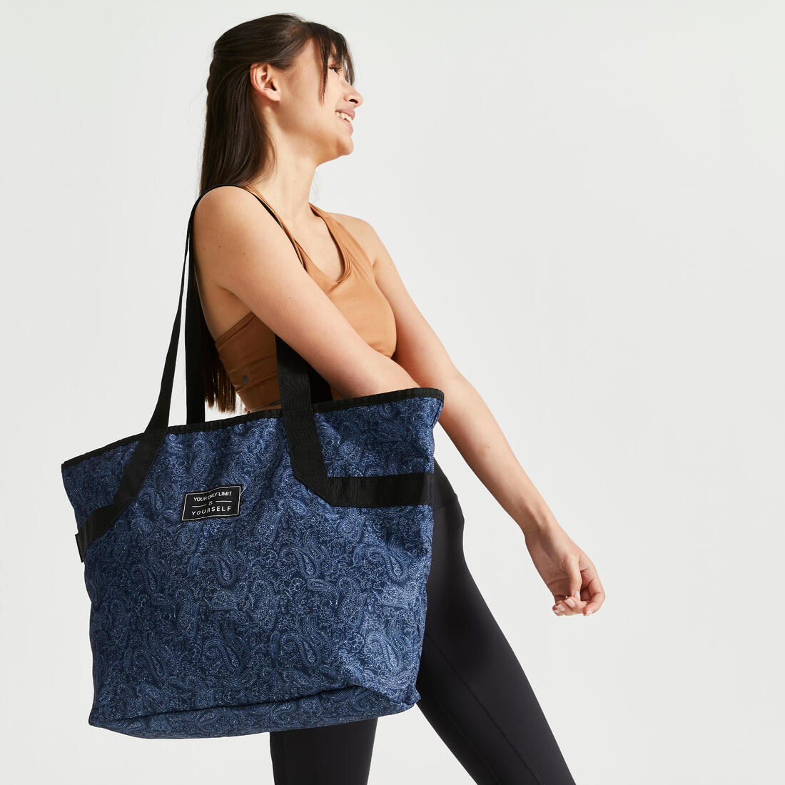 The sport tote with a navy print: a must-have for your fitness kit.
